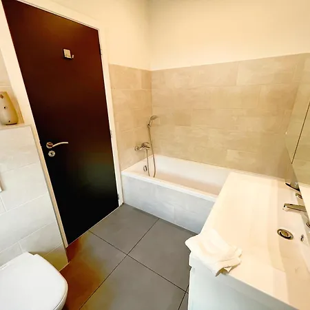 Au Sommet De La Cascade