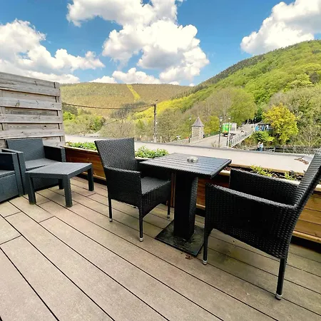 Au Sommet De La Cascade *