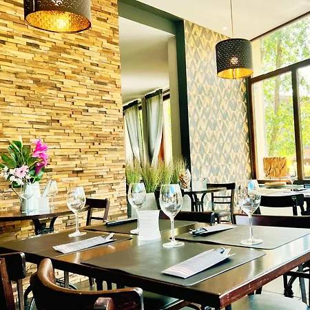 Au Sommet De La Cascade Hotel *