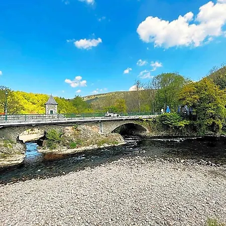 Au Sommet De La Cascade *