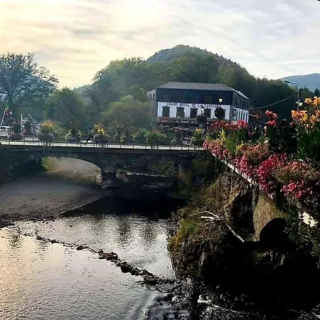 Au Sommet De La Cascade *