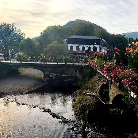 Au Sommet De La Cascade *