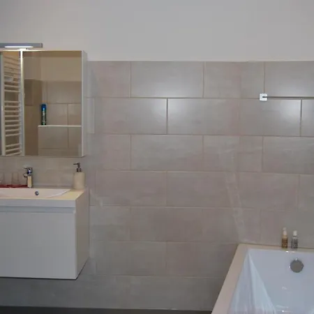 Au Sommet De La Cascade