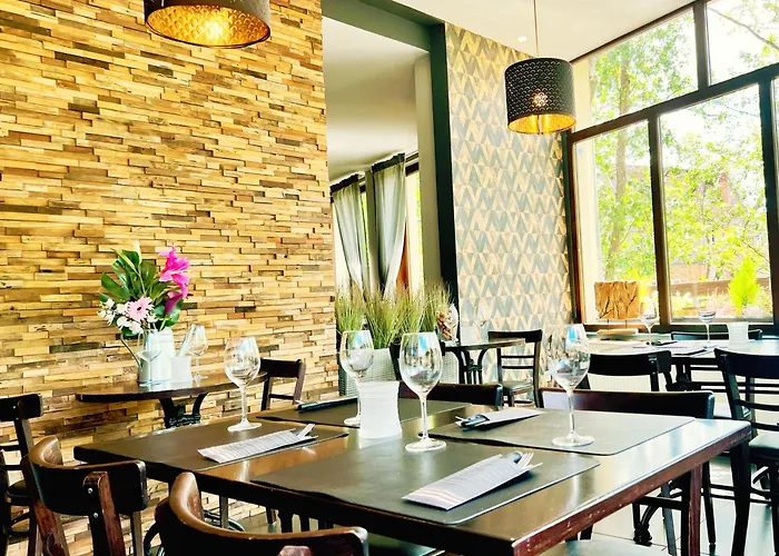 Au Sommet De La Cascade Hotel *